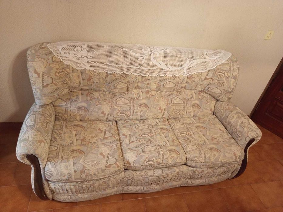 Sofá, Estante, Mesa e Cadeiras à venda - Em ótimo estado