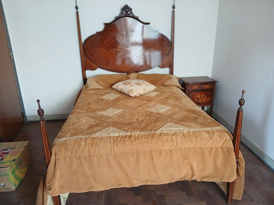 Excelente cama vintage com incrustacoes de madeira e 2 mesinhas de cabeceira