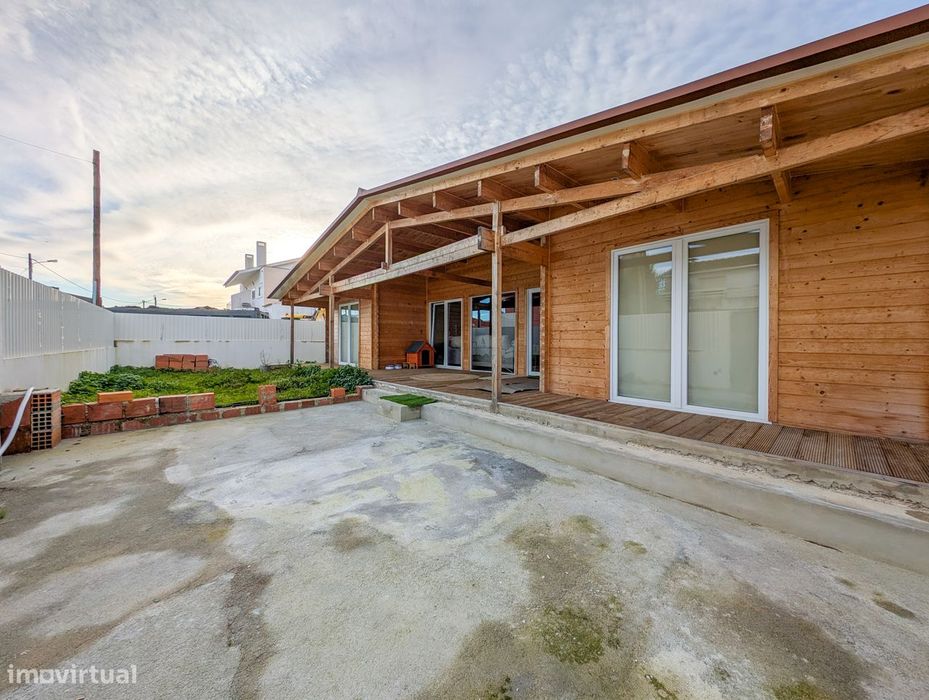 Terreno de 300 m² com moradia T4 em madeira – Charneca de Caparica