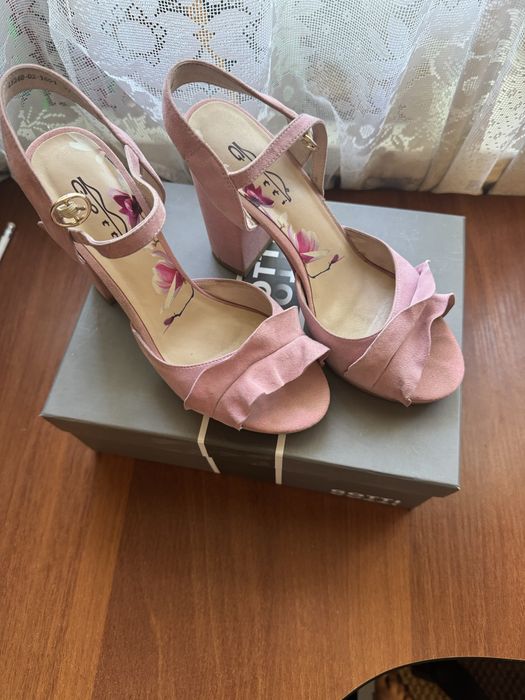 Стильні босоніжки фірми gotti