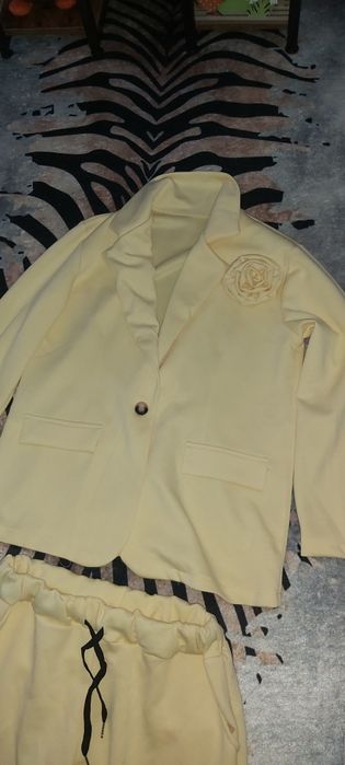 Pastelowy żółty garnitur damski uni