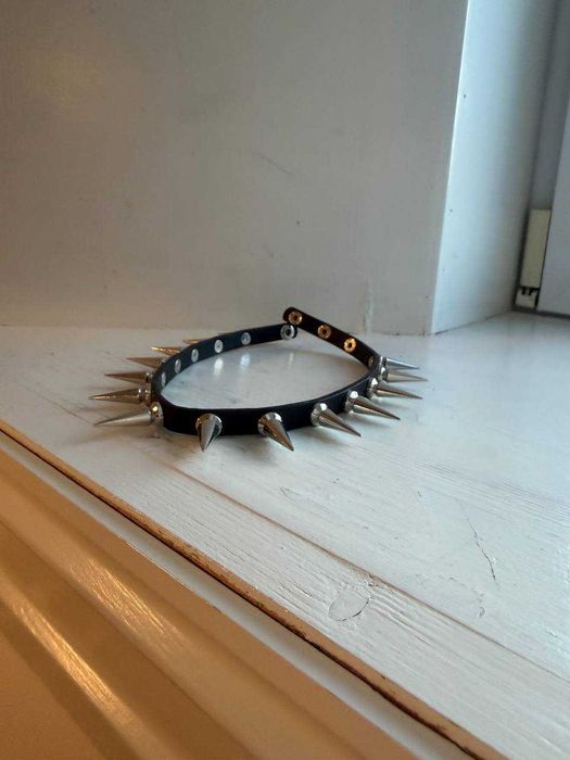 Чокер с шипами в стиле панк или готика.