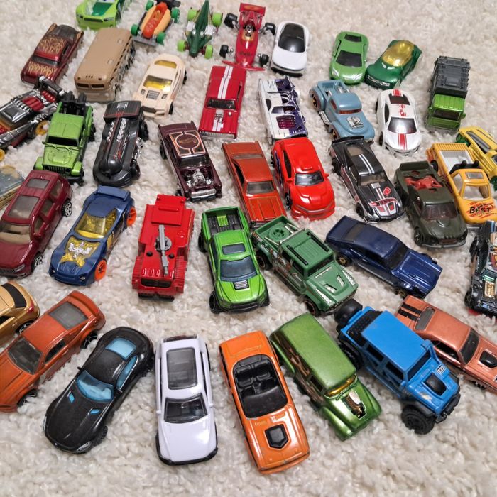 Маленькі машинки хот вілс