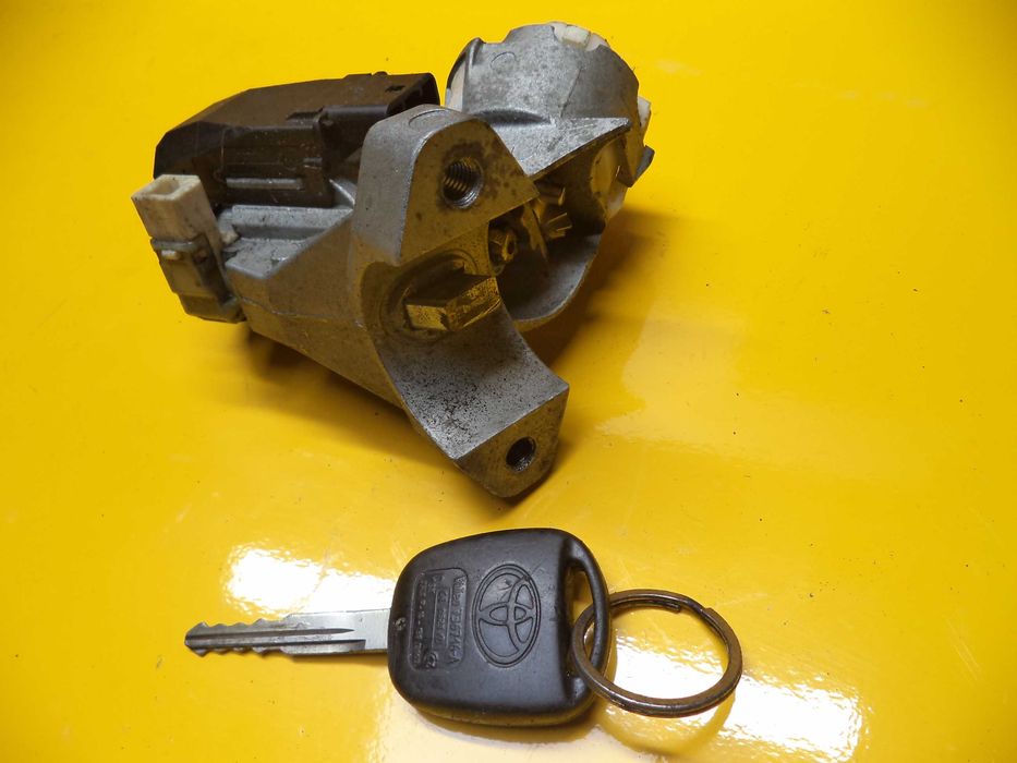 Замок зажигания Toyota Yaris 2 з 06-11 р.в.
