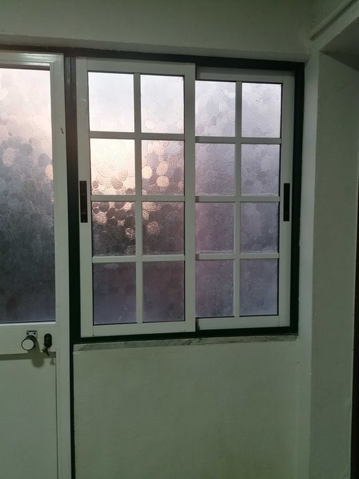 janela em aluminio, e caixilho