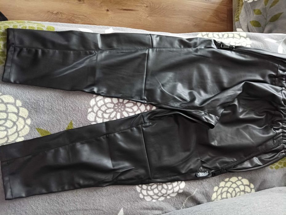 Spodnie czarne Minouu