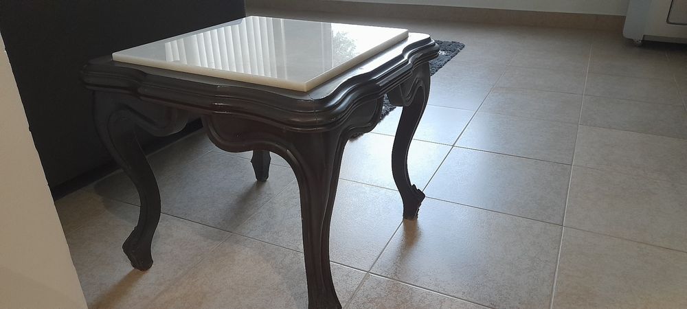 Mesa de apoio com pedra mármore