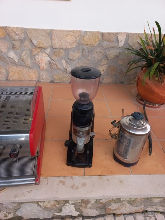 Máquina de café e moinho.