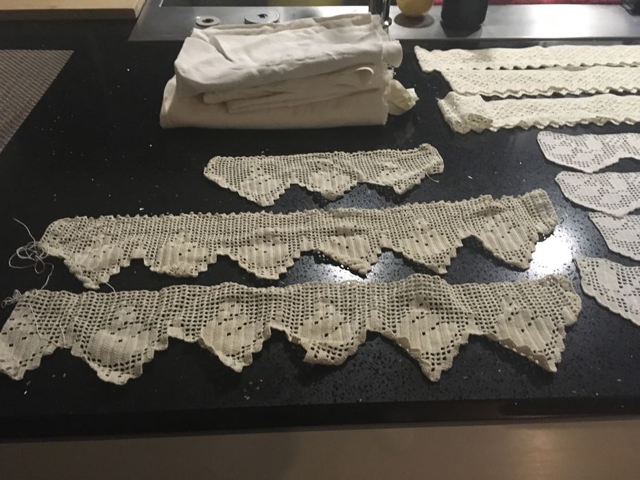 Rendas feitas a mão e recortes de linho