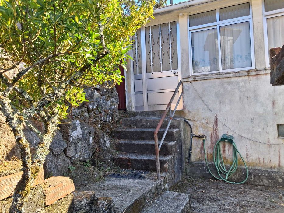2 Moradias (T2 + T3) para venda em Cambra, Vouzela