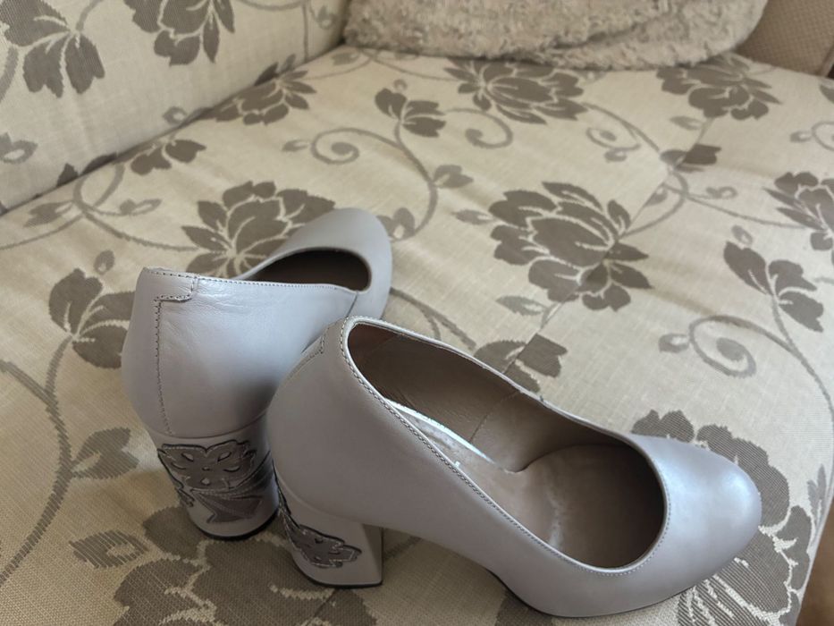 Buty czółenka skórzane szare z ozdobnym obcasem 38 rozmiar
