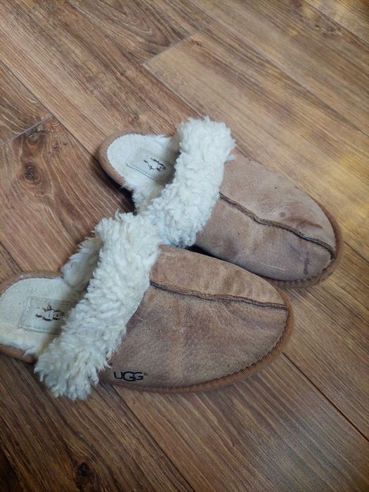 Ocieplane obuwie domowe kapcie UGG W SCUFFETTE II