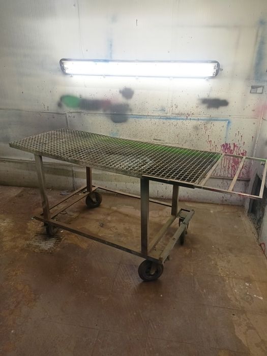 Stół stalowy na kółkach