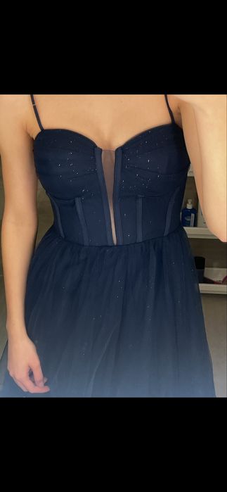 Świecąca sukienka na studniówkę