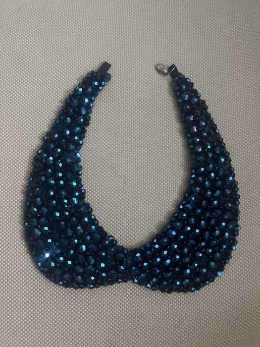 Комір з камінням