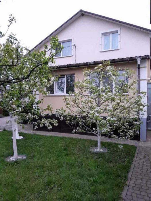 Продаж сучасного будинку з виглядом на озеро