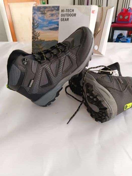 1 par de Botas n 39 Boriken Tallin para caminhada e montanhismo ( novas ainda na caixa)