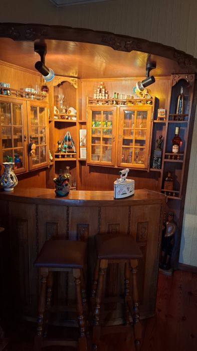 Móvel de bar em madeira com luz