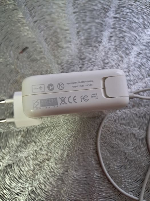 Sprzedam zasilacz do laptopa