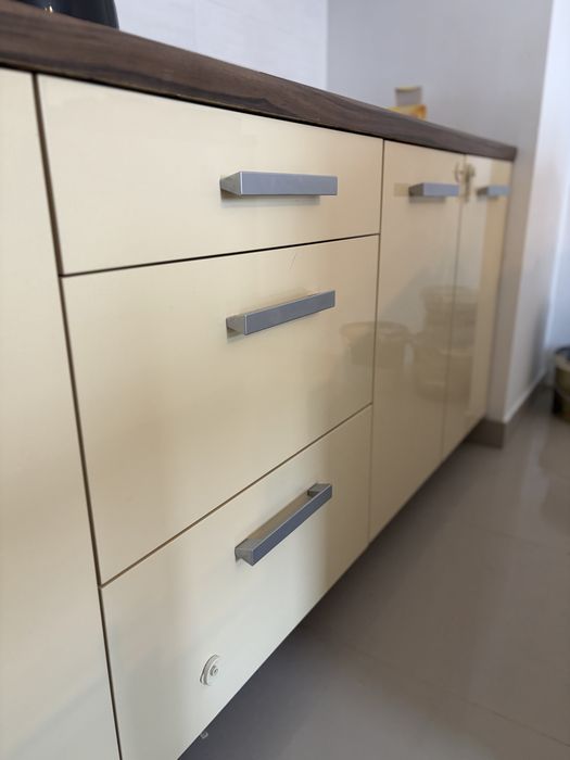 Zestaw mebli kuchennych z pochłaniaczem wilgoci, zlewem i płytą