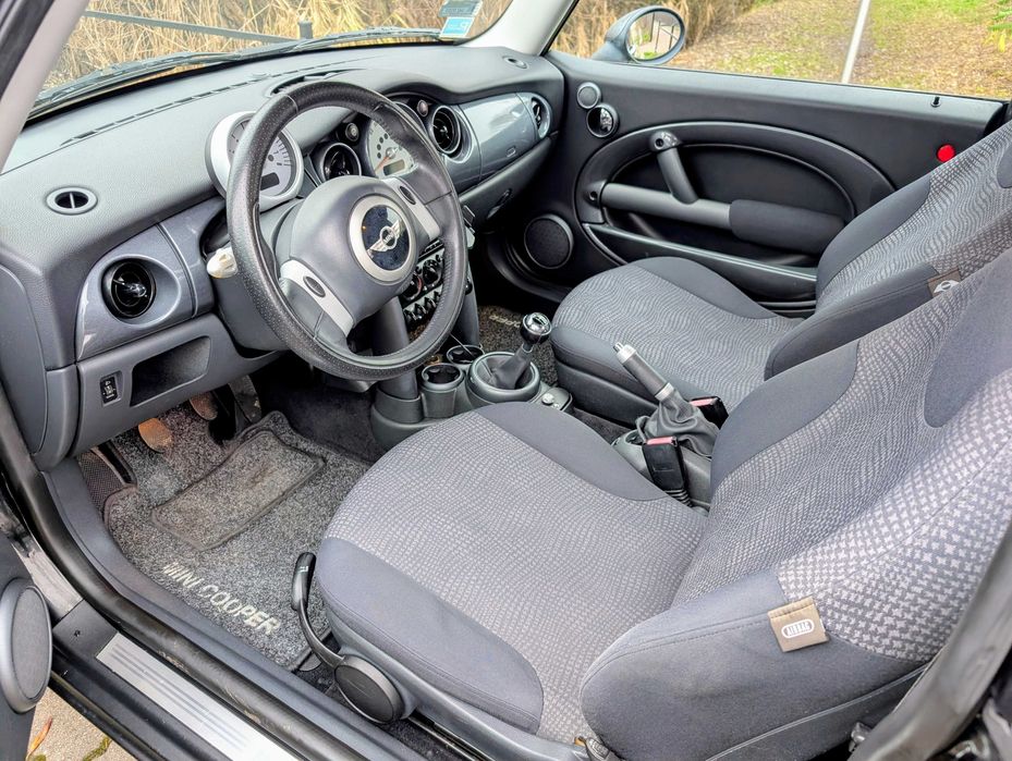 Mini Cooper z 2004 roku w dobrym stanie technicznym