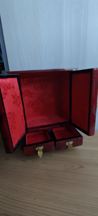 Vintage orientalna szkatułka na biżuterię z drewna z mosiężnymi okucia