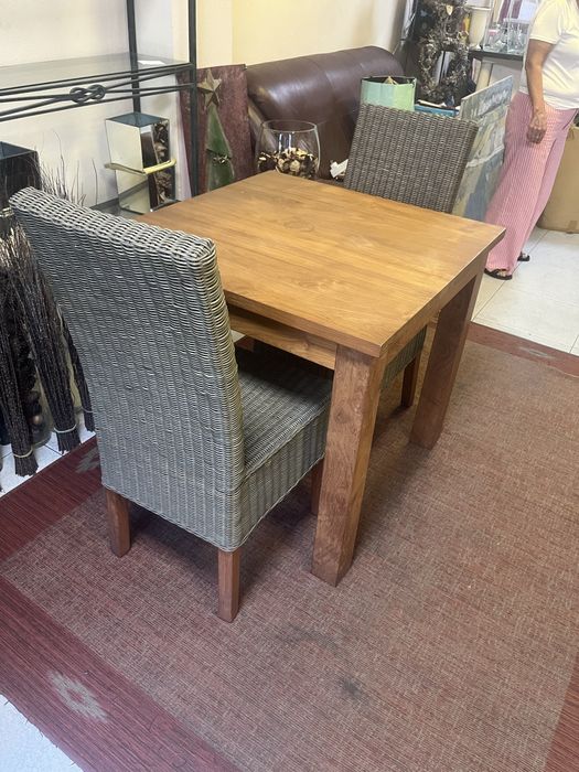 Mesa de madeira maciça 80x80 + 2 cadeiras