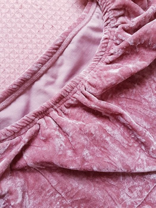 Welurowa różowa sukienka hiszpanka z falbanką na ramiona M