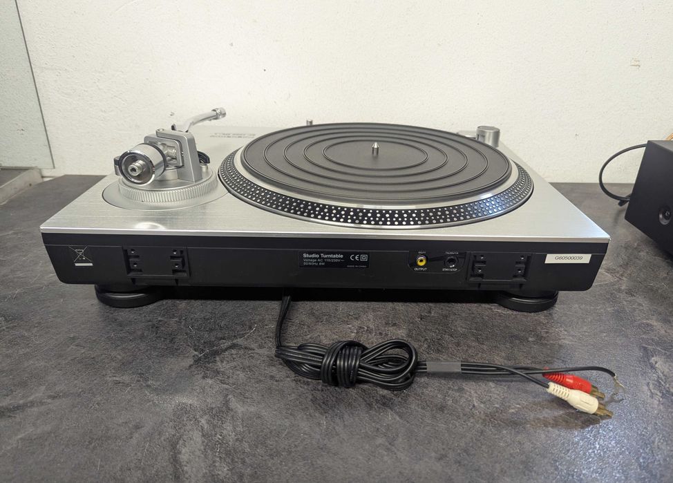 Програвач платівок Reloop RP-2000 MK3s.