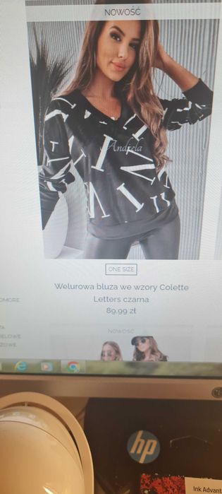 Welurowy sweterek czarny w białe litery