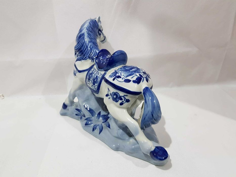 Porcelanowy biało-niebieski Koń w stylu Chinoiserie