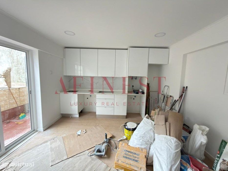 Apartamento T2 Renovado Com Amplo Terraço Na Praça Da Igreja - Amadora — Venteira, Lisboa