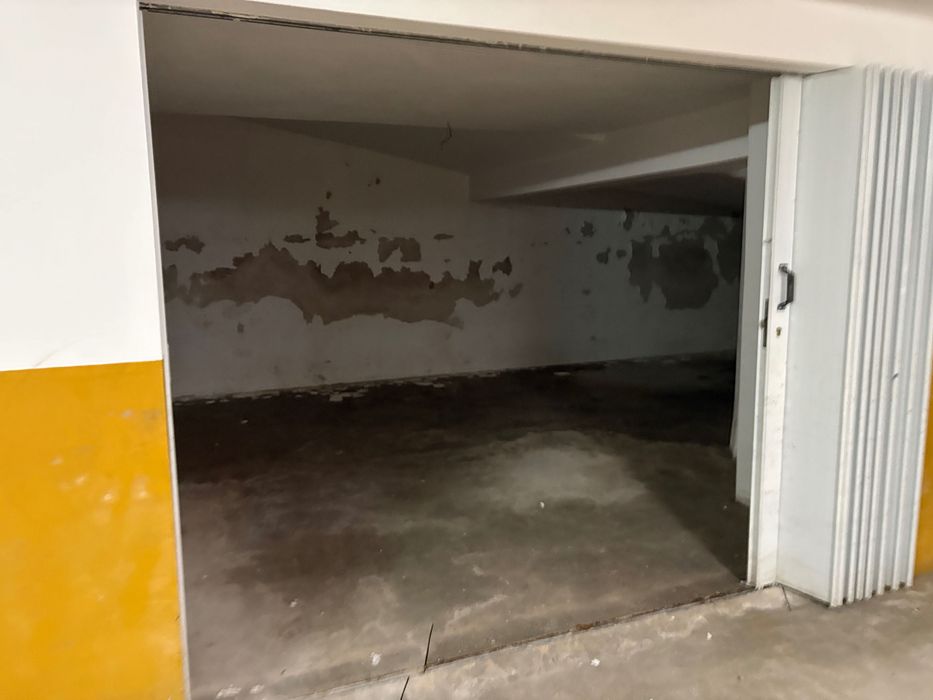 Garagem fechada | Box | Centro de Espinho | 50 m2