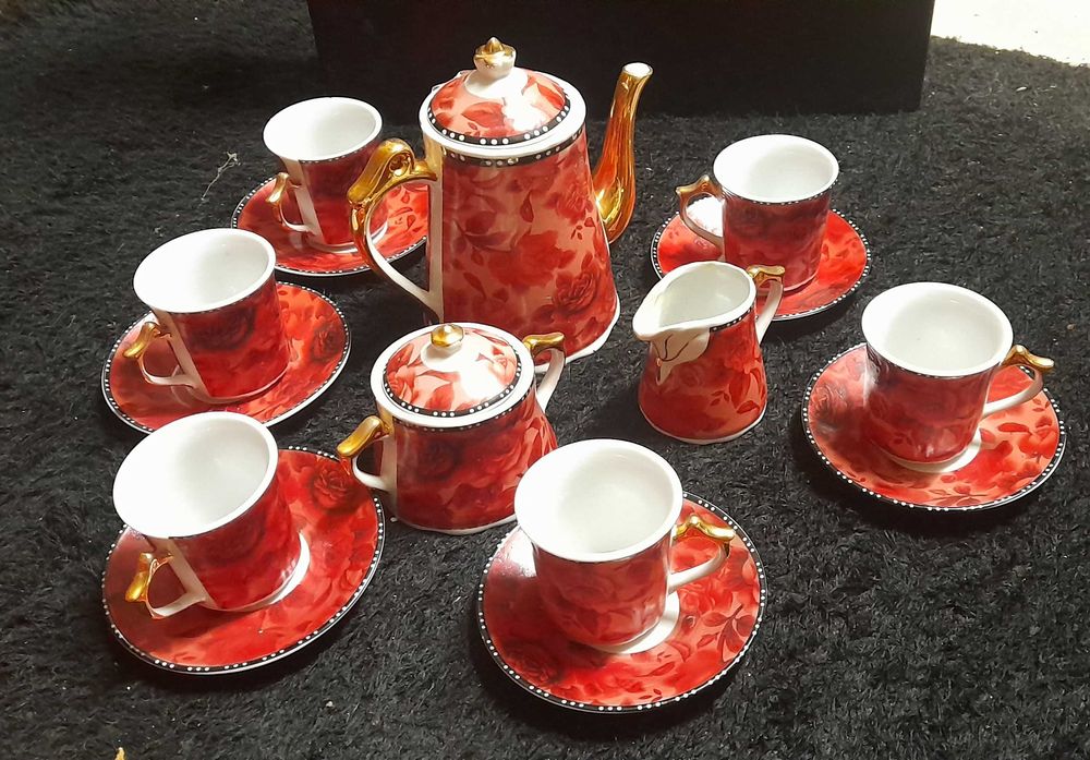 Serviço de  café  em cor carmesim moderno