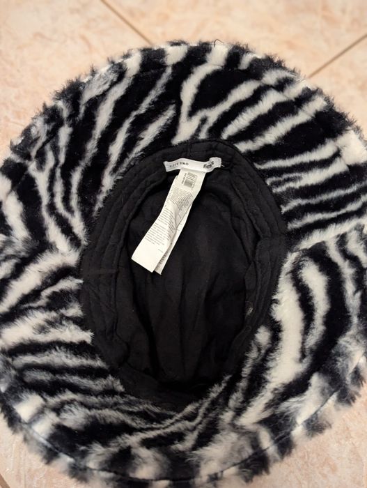 Kapelusz zimowy biało czarny z Sinsay czapka