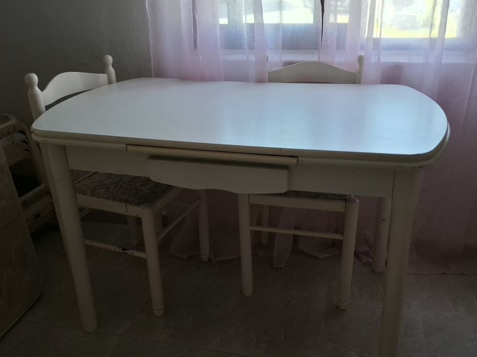 Mesa cozinha extensivel com 3 cadeiras. Em bom estado geral