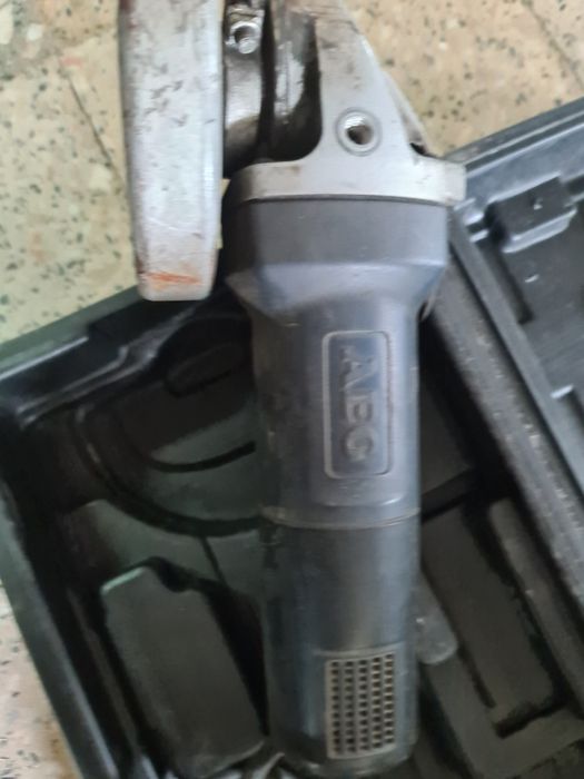 Rebarbadora AEG  com caixa