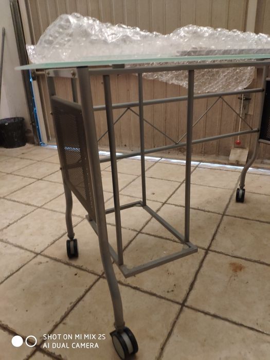 Secretaria metálica e vidro.