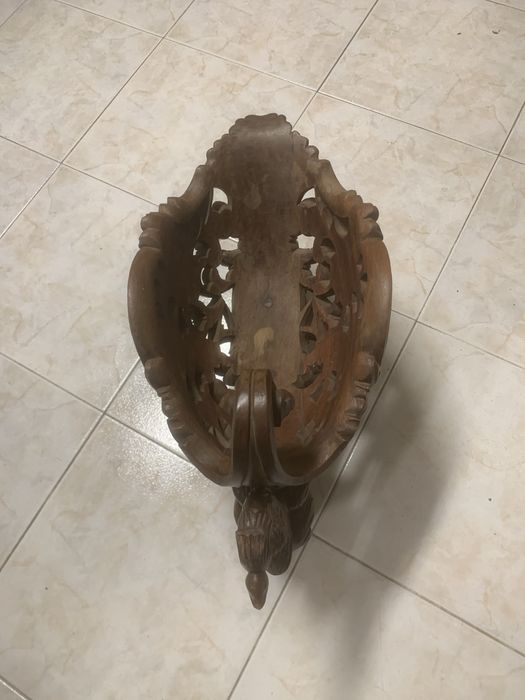 Fruteira esculpida em madeira