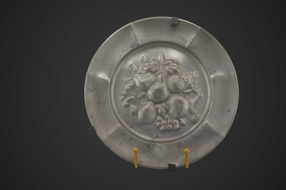 Rękodzieło  Stary talerz cynowy z dekoracją roślinną 1841r b6/020157