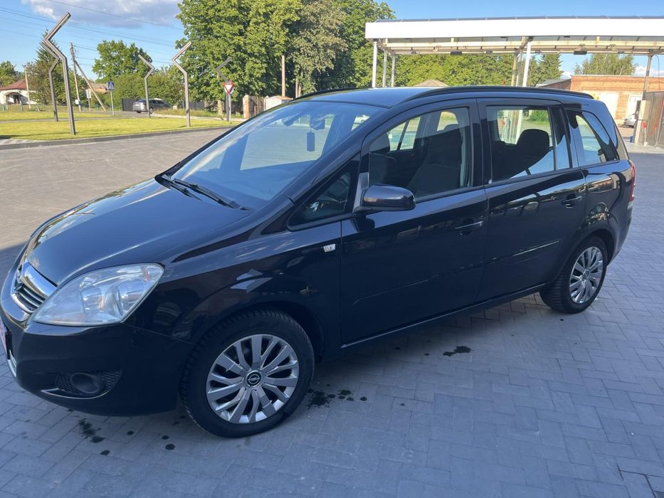 Opel Zafira.               .