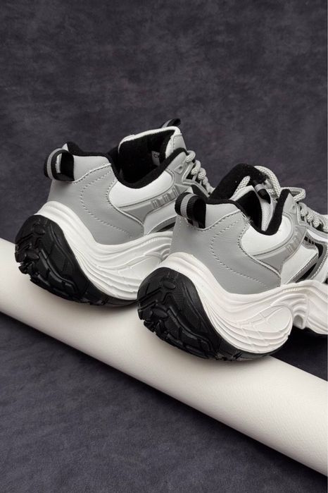 Стильні жіночі кросівки