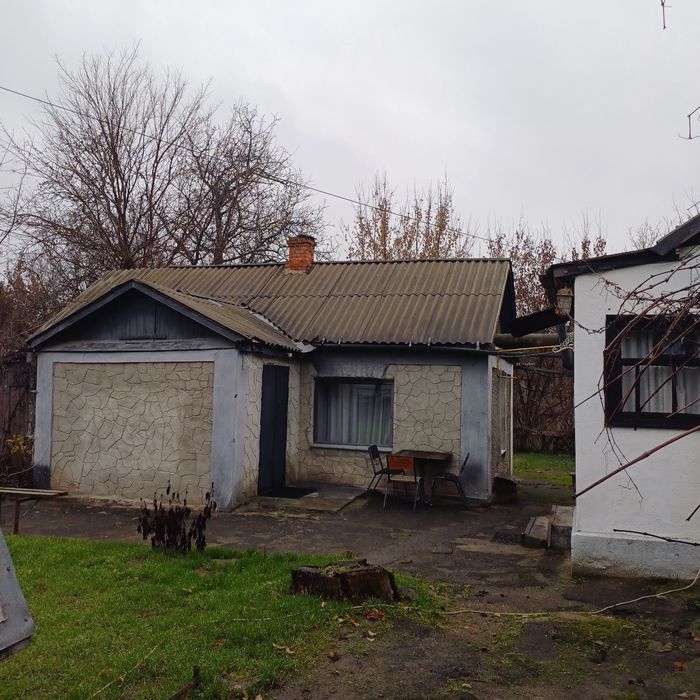 Продається будинок з усіма зручностями та жилою літнею кухнею.