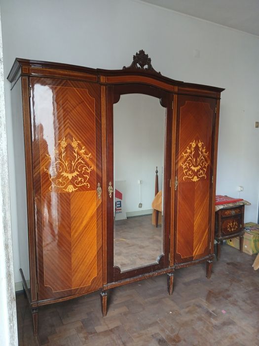 Excelente roupeiro com incrustacoes de madeira