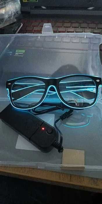 Podświetlane mucha i okulary LED