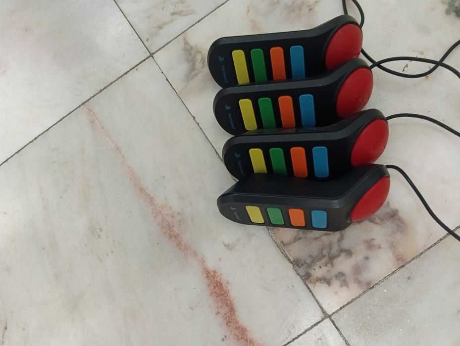 Conjunto de 4 Comandos Buzz! Buzzers Originais com Fio para PlayStation 2 (PS2)