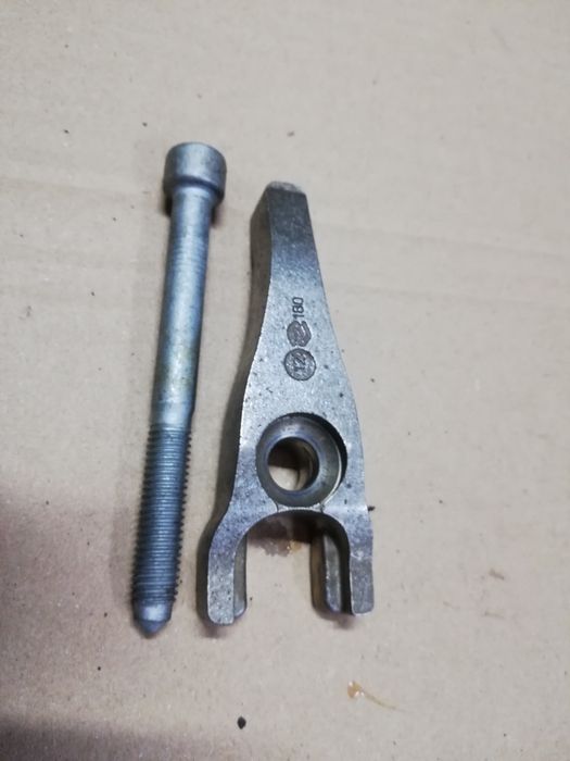 Łapka mocowanie wtryskiwacza wtrysku widełki 2.0 tdci hdi Euro 5 Ford