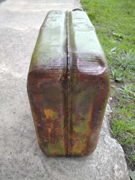 Віддам металеву каністру