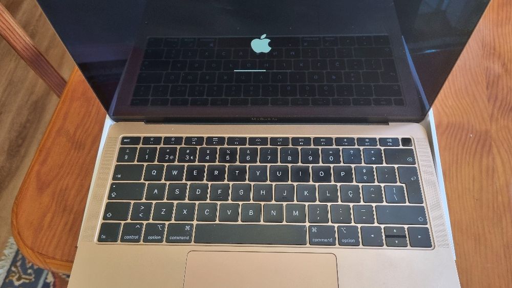 MacBook Air - Model A1932455443688426065923