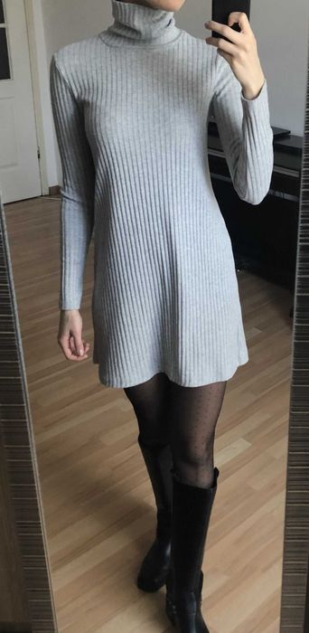 Szara sukienka z golfem, rozkloszowana Stradivarius